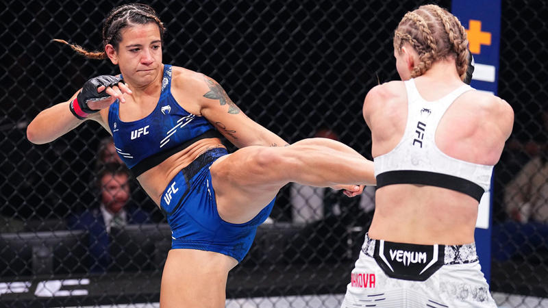 レスラーの歓喜がUFCで議論を呼ぶ。, パリのUFCイベントでロシアのダリア・ジェレスニャコバに勝利したアルゼンチンのアイリン・ペレスは、喜びを爆発させた。, アルゼンチン人レスラーは1ラウンドで勝利。, アイリン・ペレスはサブミッションホールドを決め、ロシア人選手に勝利。, ペレスは対戦相手の目の前でトワーキングを披露し、物議を醸した。, スポーツマンシップに欠けるとして、ソーシャルメディア上で批判を引き起こした。, 多くの人がこの歓喜を『無礼だ』と言った。, ペレスは試合後、この歓喜を誇らしげに主張し、そのジェスチャーをソーシャルメディアで説明した。, 「ダリヤは試合前、私に対してとても失礼なことを言った」, アイリン・ペレスは試合前から論争を巻き起こした。, ペレスは他の試合にも出場できたが、規定により賞金の20％を失った。, アイリン・ペレスのUFC戦績は11勝2敗。, 1994年10月5日生まれで、愛称は「フィオナ」。