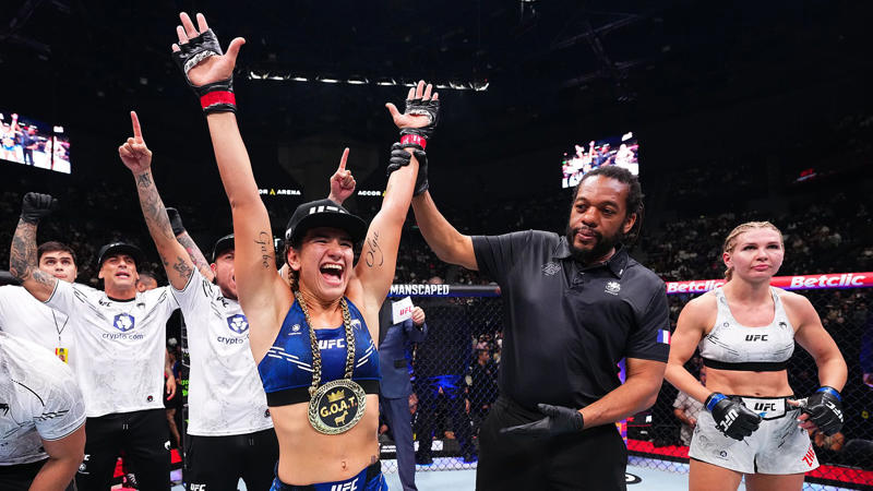 レスラーの歓喜がUFCで議論を呼ぶ。, パリのUFCイベントでロシアのダリア・ジェレスニャコバに勝利したアルゼンチンのアイリン・ペレスは、喜びを爆発させた。, アルゼンチン人レスラーは1ラウンドで勝利。, アイリン・ペレスはサブミッションホールドを決め、ロシア人選手に勝利。, ペレスは対戦相手の目の前でトワーキングを披露し、物議を醸した。, スポーツマンシップに欠けるとして、ソーシャルメディア上で批判を引き起こした。, 多くの人がこの歓喜を『無礼だ』と言った。, ペレスは試合後、この歓喜を誇らしげに主張し、そのジェスチャーをソーシャルメディアで説明した。, 「ダリヤは試合前、私に対してとても失礼なことを言った」, アイリン・ペレスは試合前から論争を巻き起こした。, ペレスは他の試合にも出場できたが、規定により賞金の20％を失った。, アイリン・ペレスのUFC戦績は11勝2敗。, 1994年10月5日生まれで、愛称は「フィオナ」。
