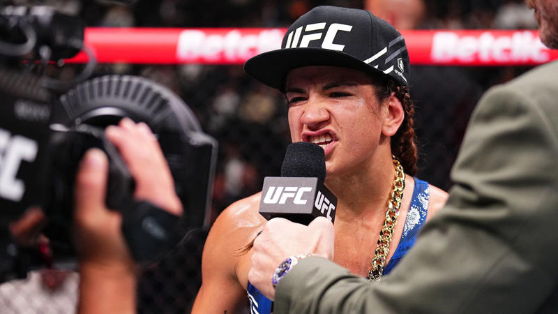 レスラーの歓喜がUFCで議論を呼ぶ。, パリのUFCイベントでロシアのダリア・ジェレスニャコバに勝利したアルゼンチンのアイリン・ペレスは、喜びを爆発させた。, アルゼンチン人レスラーは1ラウンドで勝利。, アイリン・ペレスはサブミッションホールドを決め、ロシア人選手に勝利。, ペレスは対戦相手の目の前でトワーキングを披露し、物議を醸した。, スポーツマンシップに欠けるとして、ソーシャルメディア上で批判を引き起こした。, 多くの人がこの歓喜を『無礼だ』と言った。, ペレスは試合後、この歓喜を誇らしげに主張し、そのジェスチャーをソーシャルメディアで説明した。, 「ダリヤは試合前、私に対してとても失礼なことを言った」, アイリン・ペレスは試合前から論争を巻き起こした。, ペレスは他の試合にも出場できたが、規定により賞金の20％を失った。, アイリン・ペレスのUFC戦績は11勝2敗。, 1994年10月5日生まれで、愛称は「フィオナ」。