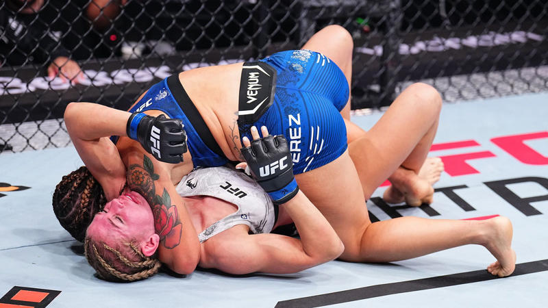 レスラーの歓喜がUFCで議論を呼ぶ。, パリのUFCイベントでロシアのダリア・ジェレスニャコバに勝利したアルゼンチンのアイリン・ペレスは、喜びを爆発させた。, アルゼンチン人レスラーは1ラウンドで勝利。, アイリン・ペレスはサブミッションホールドを決め、ロシア人選手に勝利。, ペレスは対戦相手の目の前でトワーキングを披露し、物議を醸した。, スポーツマンシップに欠けるとして、ソーシャルメディア上で批判を引き起こした。, 多くの人がこの歓喜を『無礼だ』と言った。, ペレスは試合後、この歓喜を誇らしげに主張し、そのジェスチャーをソーシャルメディアで説明した。, 「ダリヤは試合前、私に対してとても失礼なことを言った」, アイリン・ペレスは試合前から論争を巻き起こした。, ペレスは他の試合にも出場できたが、規定により賞金の20％を失った。, アイリン・ペレスのUFC戦績は11勝2敗。, 1994年10月5日生まれで、愛称は「フィオナ」。