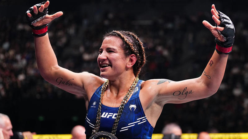 レスラーの歓喜がUFCで議論を呼ぶ。, パリのUFCイベントでロシアのダリア・ジェレスニャコバに勝利したアルゼンチンのアイリン・ペレスは、喜びを爆発させた。, アルゼンチン人レスラーは1ラウンドで勝利。, アイリン・ペレスはサブミッションホールドを決め、ロシア人選手に勝利。, ペレスは対戦相手の目の前でトワーキングを披露し、物議を醸した。, スポーツマンシップに欠けるとして、ソーシャルメディア上で批判を引き起こした。, 多くの人がこの歓喜を『無礼だ』と言った。, ペレスは試合後、この歓喜を誇らしげに主張し、そのジェスチャーをソーシャルメディアで説明した。, 「ダリヤは試合前、私に対してとても失礼なことを言った」, アイリン・ペレスは試合前から論争を巻き起こした。, ペレスは他の試合にも出場できたが、規定により賞金の20％を失った。, アイリン・ペレスのUFC戦績は11勝2敗。, 1994年10月5日生まれで、愛称は「フィオナ」。