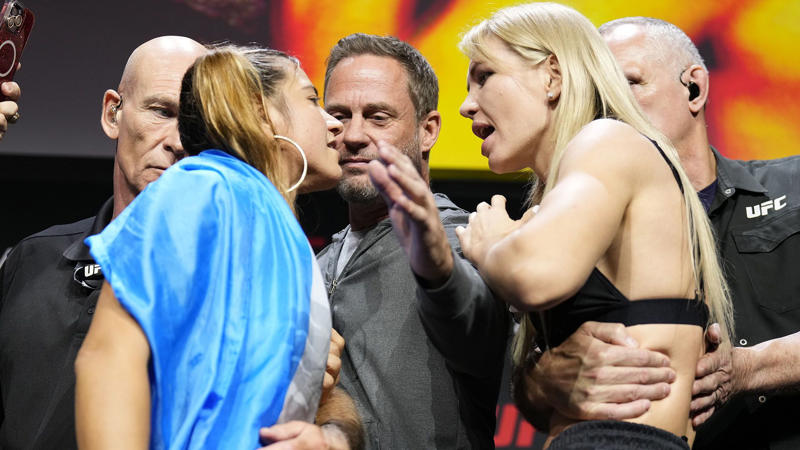 レスラーの歓喜がUFCで議論を呼ぶ。, パリのUFCイベントでロシアのダリア・ジェレスニャコバに勝利したアルゼンチンのアイリン・ペレスは、喜びを爆発させた。, アルゼンチン人レスラーは1ラウンドで勝利。, アイリン・ペレスはサブミッションホールドを決め、ロシア人選手に勝利。, ペレスは対戦相手の目の前でトワーキングを披露し、物議を醸した。, スポーツマンシップに欠けるとして、ソーシャルメディア上で批判を引き起こした。, 多くの人がこの歓喜を『無礼だ』と言った。, ペレスは試合後、この歓喜を誇らしげに主張し、そのジェスチャーをソーシャルメディアで説明した。, 「ダリヤは試合前、私に対してとても失礼なことを言った」, アイリン・ペレスは試合前から論争を巻き起こした。, ペレスは他の試合にも出場できたが、規定により賞金の20％を失った。, アイリン・ペレスのUFC戦績は11勝2敗。, 1994年10月5日生まれで、愛称は「フィオナ」。