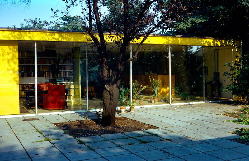 Rogers House by Richard and Su Rogers Statement homes from the world's most innovative architects, Edith Farnsworth House by Mies van der Rohe, The Glass House by Philip Johnson, Miller House and Garden by Eero Saarinen, Gropius House by Walter Gropius, Kaufmann House by Richard Neutra, Villa Majorelle by Henri Sauvage, Elrod House by John Lautner, Vanna Venturi House by Robert Venturi, Rose Seidler House by Harry Seidler, Gwathmey Residence and Studio by Charles Gwathmey, 2 Willow Road by Ernő Goldfinger, Kubuswoningen by Piet Blom, Kings Road House by Rudolph Schindler, Rogers House by Richard and Su Rogers, Casa Malaparte by Adalberto Libera, Villa Savoye by Le Corbusier, The Aalto House by Alvar Aalto, Gehry Residence by Frank Gehry, Palais Bulles by Antti Lovag, Casa Luis Barragán by Luis Barragán, Frey House II by Albert Frey, Fallingwater by Frank Lloyd Wright, Eames House by Charles and Ray Eames, Ennis House by Frank Lloyd Wright, Westhope by Frank Lloyd Wright, The Chemosphere by John Lautner, E-1027 Villa by Eileen Gray, The Lovell Beach House by Rudolf Schindler, Rietveld Schröder House by Gerrit Rietveld, Casa das Canoas by Oscar Niemeyer, La Ricarda by Antonio Bonet Castellana