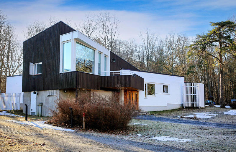 The Aalto House by Alvar Aalto Statement homes from the world's most innovative architects, Edith Farnsworth House by Mies van der Rohe, The Glass House by Philip Johnson, Miller House and Garden by Eero Saarinen, Gropius House by Walter Gropius, Kaufmann House by Richard Neutra, Villa Majorelle by Henri Sauvage, Elrod House by John Lautner, Vanna Venturi House by Robert Venturi, Rose Seidler House by Harry Seidler, Gwathmey Residence and Studio by Charles Gwathmey, 2 Willow Road by Ernő Goldfinger, Kubuswoningen by Piet Blom, Kings Road House by Rudolph Schindler, Rogers House by Richard and Su Rogers, Casa Malaparte by Adalberto Libera, Villa Savoye by Le Corbusier, The Aalto House by Alvar Aalto, Gehry Residence by Frank Gehry, Palais Bulles by Antti Lovag, Casa Luis Barragán by Luis Barragán, Frey House II by Albert Frey, Fallingwater by Frank Lloyd Wright, Eames House by Charles and Ray Eames, Ennis House by Frank Lloyd Wright, Westhope by Frank Lloyd Wright, The Chemosphere by John Lautner, E-1027 Villa by Eileen Gray, The Lovell Beach House by Rudolf Schindler, Rietveld Schröder House by Gerrit Rietveld, Casa das Canoas by Oscar Niemeyer, La Ricarda by Antonio Bonet Castellana