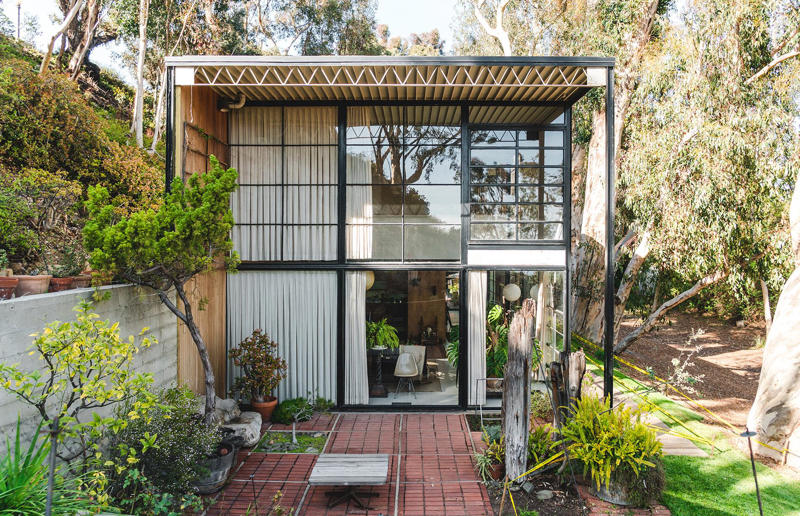 Eames House by Charles and Ray Eames Statement homes from the world's most innovative architects, Edith Farnsworth House by Mies van der Rohe, The Glass House by Philip Johnson, Miller House and Garden by Eero Saarinen, Gropius House by Walter Gropius, Kaufmann House by Richard Neutra, Villa Majorelle by Henri Sauvage, Elrod House by John Lautner, Vanna Venturi House by Robert Venturi, Rose Seidler House by Harry Seidler, Gwathmey Residence and Studio by Charles Gwathmey, 2 Willow Road by Ernő Goldfinger, Kubuswoningen by Piet Blom, Kings Road House by Rudolph Schindler, Rogers House by Richard and Su Rogers, Casa Malaparte by Adalberto Libera, Villa Savoye by Le Corbusier, The Aalto House by Alvar Aalto, Gehry Residence by Frank Gehry, Palais Bulles by Antti Lovag, Casa Luis Barragán by Luis Barragán, Frey House II by Albert Frey, Fallingwater by Frank Lloyd Wright, Eames House by Charles and Ray Eames, Ennis House by Frank Lloyd Wright, Westhope by Frank Lloyd Wright, The Chemosphere by John Lautner, E-1027 Villa by Eileen Gray, The Lovell Beach House by Rudolf Schindler, Rietveld Schröder House by Gerrit Rietveld, Casa das Canoas by Oscar Niemeyer, La Ricarda by Antonio Bonet Castellana