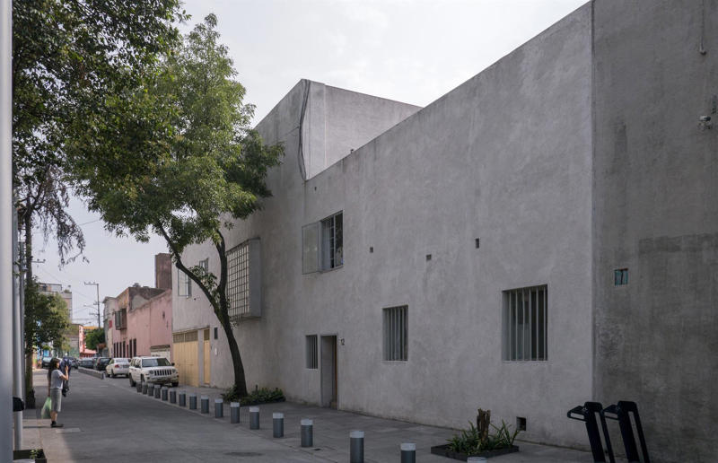 Casa Luis Barragán by Luis Barragán Statement homes from the world's most innovative architects, Edith Farnsworth House by Mies van der Rohe, The Glass House by Philip Johnson, Miller House and Garden by Eero Saarinen, Gropius House by Walter Gropius, Kaufmann House by Richard Neutra, Villa Majorelle by Henri Sauvage, Elrod House by John Lautner, Vanna Venturi House by Robert Venturi, Rose Seidler House by Harry Seidler, Gwathmey Residence and Studio by Charles Gwathmey, 2 Willow Road by Ernő Goldfinger, Kubuswoningen by Piet Blom, Kings Road House by Rudolph Schindler, Rogers House by Richard and Su Rogers, Casa Malaparte by Adalberto Libera, Villa Savoye by Le Corbusier, The Aalto House by Alvar Aalto, Gehry Residence by Frank Gehry, Palais Bulles by Antti Lovag, Casa Luis Barragán by Luis Barragán, Frey House II by Albert Frey, Fallingwater by Frank Lloyd Wright, Eames House by Charles and Ray Eames, Ennis House by Frank Lloyd Wright, Westhope by Frank Lloyd Wright, The Chemosphere by John Lautner, E-1027 Villa by Eileen Gray, The Lovell Beach House by Rudolf Schindler, Rietveld Schröder House by Gerrit Rietveld, Casa das Canoas by Oscar Niemeyer, La Ricarda by Antonio Bonet Castellana