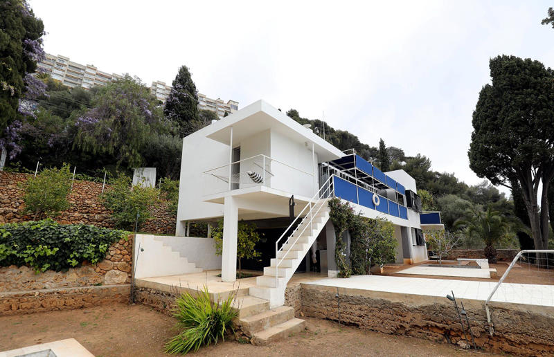E-1027 Villa by Eileen Gray Statement homes from the world's most innovative architects, Edith Farnsworth House by Mies van der Rohe, The Glass House by Philip Johnson, Miller House and Garden by Eero Saarinen, Gropius House by Walter Gropius, Kaufmann House by Richard Neutra, Villa Majorelle by Henri Sauvage, Elrod House by John Lautner, Vanna Venturi House by Robert Venturi, Rose Seidler House by Harry Seidler, Gwathmey Residence and Studio by Charles Gwathmey, 2 Willow Road by Ernő Goldfinger, Kubuswoningen by Piet Blom, Kings Road House by Rudolph Schindler, Rogers House by Richard and Su Rogers, Casa Malaparte by Adalberto Libera, Villa Savoye by Le Corbusier, The Aalto House by Alvar Aalto, Gehry Residence by Frank Gehry, Palais Bulles by Antti Lovag, Casa Luis Barragán by Luis Barragán, Frey House II by Albert Frey, Fallingwater by Frank Lloyd Wright, Eames House by Charles and Ray Eames, Ennis House by Frank Lloyd Wright, Westhope by Frank Lloyd Wright, The Chemosphere by John Lautner, E-1027 Villa by Eileen Gray, The Lovell Beach House by Rudolf Schindler, Rietveld Schröder House by Gerrit Rietveld, Casa das Canoas by Oscar Niemeyer, La Ricarda by Antonio Bonet Castellana