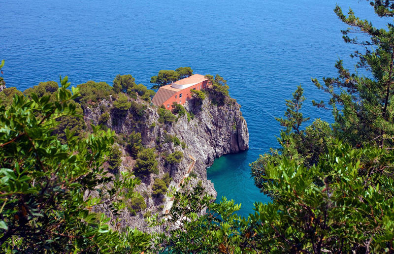 Casa Malaparte by Adalberto Libera Statement homes from the world's most innovative architects, Edith Farnsworth House by Mies van der Rohe, The Glass House by Philip Johnson, Miller House and Garden by Eero Saarinen, Gropius House by Walter Gropius, Kaufmann House by Richard Neutra, Villa Majorelle by Henri Sauvage, Elrod House by John Lautner, Vanna Venturi House by Robert Venturi, Rose Seidler House by Harry Seidler, Gwathmey Residence and Studio by Charles Gwathmey, 2 Willow Road by Ernő Goldfinger, Kubuswoningen by Piet Blom, Kings Road House by Rudolph Schindler, Rogers House by Richard and Su Rogers, Casa Malaparte by Adalberto Libera, Villa Savoye by Le Corbusier, The Aalto House by Alvar Aalto, Gehry Residence by Frank Gehry, Palais Bulles by Antti Lovag, Casa Luis Barragán by Luis Barragán, Frey House II by Albert Frey, Fallingwater by Frank Lloyd Wright, Eames House by Charles and Ray Eames, Ennis House by Frank Lloyd Wright, Westhope by Frank Lloyd Wright, The Chemosphere by John Lautner, E-1027 Villa by Eileen Gray, The Lovell Beach House by Rudolf Schindler, Rietveld Schröder House by Gerrit Rietveld, Casa das Canoas by Oscar Niemeyer, La Ricarda by Antonio Bonet Castellana