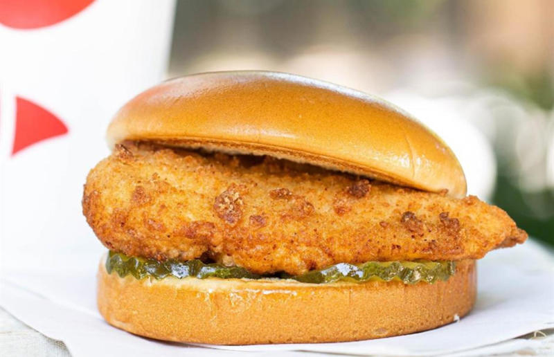 4. Fried chicken sandwich, USA 36. Bitterballen, Netherlands, 35. Pierogi, Poland, 34. Choripán, Argentina, 33. Slider, USA, 32. Elote, Mexico, 31. Rolex, Uganda, 30. Pad Thai, Thailand, 29. Souvlaki, Greece, 28. Bhelpuri, India, 27. Bánh mì, Vietnam, 26. Ta’ameya, Egypt, 25. Chǎofàn, China, 24. Shawarma, Turkey, 23. Arepa, Venezuela and Colombia, 22. Vada pav, India, 21. Gyros, Greece, 20. Churros, Spain, 19. Bao buns, China, 18. Fish and chips, UK, 17. Takoyaki, Japan, 16. Currywurst, Germany, 15. Burrito, Mexico or USA, 14. Döner kebab, Germany, 13. Bunny chow, South Africa, 12. Tacos, Mexico, 11. Meat pie, Australia, 10. Bratwurst, Germany, 9. Samosa, India, 8. Poutine, Canada, 7. Cheeseburger, USA, 6. Fried chicken, various locations, 5. Hot dog, various locations, 4. Fried chicken sandwich, USA, 3. Pizza, Italy, 2. Hamburger, various locations