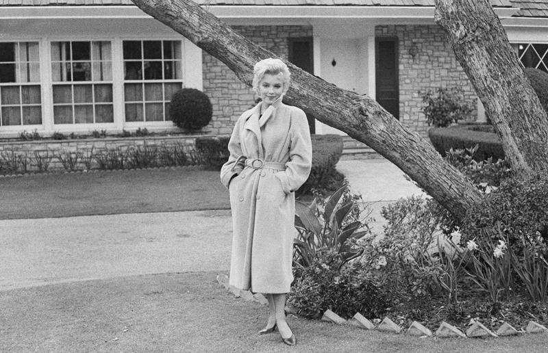 A New York/LA nomad Tour the incredible homes of Marilyn Monroe, Where did Marilyn Monroe live?, Where was Marilyn Monroe born?, Where was Marilyn Monroe from?, Where did Marilyn Monroe grow up?, Marilyn Monroe's first marital home, Marilyn Monroe and James Dougherty, Marilyn Monroe's Burbank apartment, Marilyn Monroe's Beverly Hills pad, Marilyn Monroe and Joe DiMaggio's love nest, Marilyn Monroe and Joe DiMaggio's marital home, Marilyn Monroe's New York stint, Marilyn Monroe's West Hollywood penthouse, Escape to New York, A New York/LA nomad, Marrying Arthur Miller, Marilyn Monroe's holiday home, Moving back to the city, Marilyn Monroe's New York City penthouse, Marilyn Monroe's Palm Springs home, A new era for Marilyn and Joe, Moving on, Marilyn Monroe's last home, A lasting legacy
