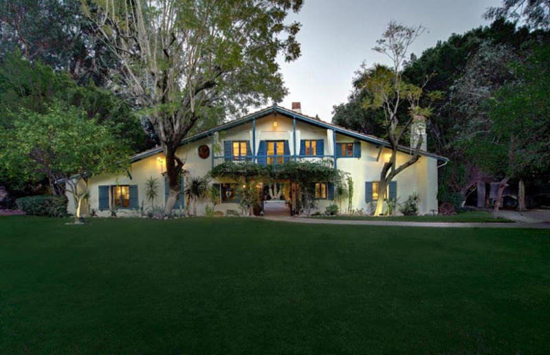Inside the former homes of entertainment icons, Judy Garland's Bel Air bungalow, Dolores del Rio's bespoke love nest, Frank Sinatra's mid-century modern mansion, Howard Hughes' Spanish Revival mansion, Elizabeth Taylor's Beverly Hills mansion, Marilyn Monroe's would-be forever home, James Dean's Spanish-style hacienda, Lauren Bacall's Manhattan apartment, Cary Grant's romantic Palm Springs hideaway, Yvette Mimieux's Bel Air estate, Audrey Hepburn and Mel Ferrer's Colonial Estate, Marlene Dietrich's Beverly Hills rental, Carmen Miranda's Hollywood home