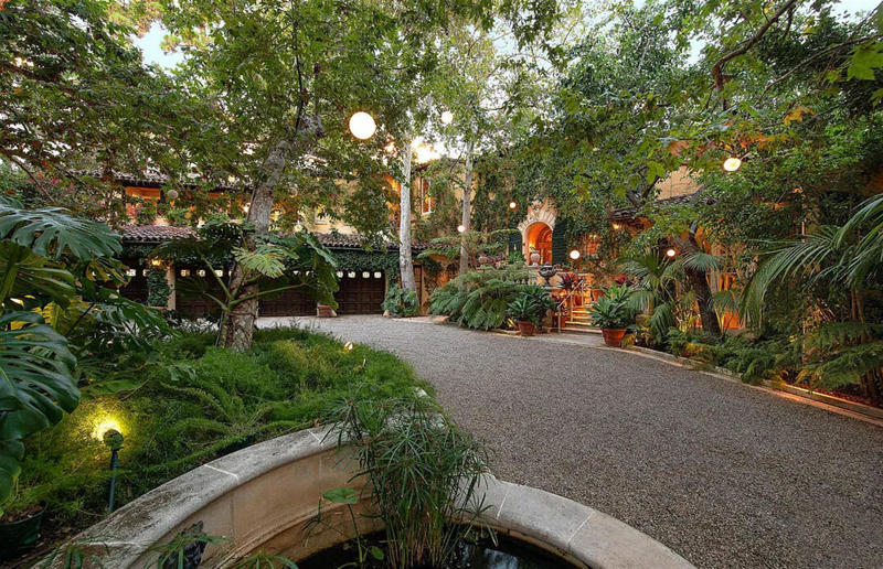 Inside the former homes of entertainment icons, Judy Garland's Bel Air bungalow, Dolores del Rio's bespoke love nest, Frank Sinatra's mid-century modern mansion, Howard Hughes' Spanish Revival mansion, Elizabeth Taylor's Beverly Hills mansion, Marilyn Monroe's would-be forever home, James Dean's Spanish-style hacienda, Lauren Bacall's Manhattan apartment, Cary Grant's romantic Palm Springs hideaway, Yvette Mimieux's Bel Air estate, Audrey Hepburn and Mel Ferrer's Colonial Estate, Marlene Dietrich's Beverly Hills rental, Carmen Miranda's Hollywood home