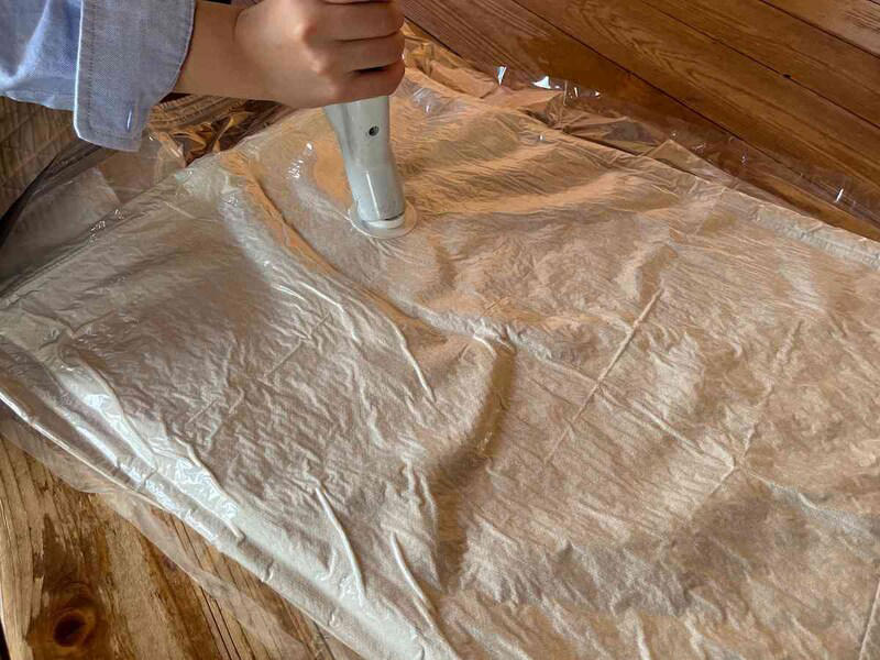 【ダイソーの布団圧縮袋】「毛布用圧縮袋（バルブ式、60cm×90cm）」がおすすめ！ 使ってみたレビュー, 【ダイソーの布団圧縮袋】300円で便利「ふとん一式用まとめて圧縮袋（バルブ式、130cm×85cm×56cm）」, 【ダイソーの布団圧縮袋】200円でお得「ふとん圧縮袋（バルブ式、シングルふとん用、110cm×100cm）」, 【ダイソーの布団圧縮袋】ダブルサイズの布団に手押しで便利！ 掃除機不要の200円「ふとん用圧縮袋（150cm×100cm）」, 【ダイソーの布団圧縮袋】使いやすいサイズ感「羽毛ふとん用圧縮袋（80cm×90cm）」, ①掃除機で圧縮する際に、チャックは一度完全に閉じよう！, ②圧縮する際は掃除機の周りを手で押さえて隙間をなくそう！, ③圧縮は3分の1まで！, 100均以外にも「布団圧縮袋」は売ってる？ ニトリのおすすめの種類は？