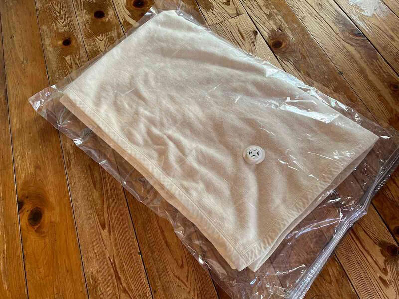 【ダイソーの布団圧縮袋】「毛布用圧縮袋（バルブ式、60cm×90cm）」がおすすめ！ 使ってみたレビュー, 【ダイソーの布団圧縮袋】300円で便利「ふとん一式用まとめて圧縮袋（バルブ式、130cm×85cm×56cm）」, 【ダイソーの布団圧縮袋】200円でお得「ふとん圧縮袋（バルブ式、シングルふとん用、110cm×100cm）」, 【ダイソーの布団圧縮袋】ダブルサイズの布団に手押しで便利！ 掃除機不要の200円「ふとん用圧縮袋（150cm×100cm）」, 【ダイソーの布団圧縮袋】使いやすいサイズ感「羽毛ふとん用圧縮袋（80cm×90cm）」, ①掃除機で圧縮する際に、チャックは一度完全に閉じよう！, ②圧縮する際は掃除機の周りを手で押さえて隙間をなくそう！, ③圧縮は3分の1まで！, 100均以外にも「布団圧縮袋」は売ってる？ ニトリのおすすめの種類は？