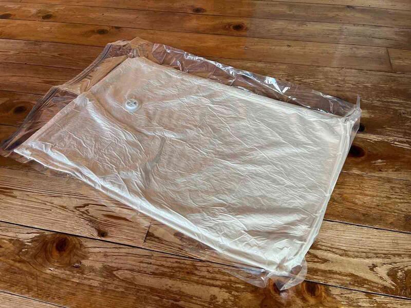 【ダイソーの布団圧縮袋】「毛布用圧縮袋（バルブ式、60cm×90cm）」がおすすめ！ 使ってみたレビュー, 【ダイソーの布団圧縮袋】300円で便利「ふとん一式用まとめて圧縮袋（バルブ式、130cm×85cm×56cm）」, 【ダイソーの布団圧縮袋】200円でお得「ふとん圧縮袋（バルブ式、シングルふとん用、110cm×100cm）」, 【ダイソーの布団圧縮袋】ダブルサイズの布団に手押しで便利！ 掃除機不要の200円「ふとん用圧縮袋（150cm×100cm）」, 【ダイソーの布団圧縮袋】使いやすいサイズ感「羽毛ふとん用圧縮袋（80cm×90cm）」, ①掃除機で圧縮する際に、チャックは一度完全に閉じよう！, ②圧縮する際は掃除機の周りを手で押さえて隙間をなくそう！, ③圧縮は3分の1まで！, 100均以外にも「布団圧縮袋」は売ってる？ ニトリのおすすめの種類は？