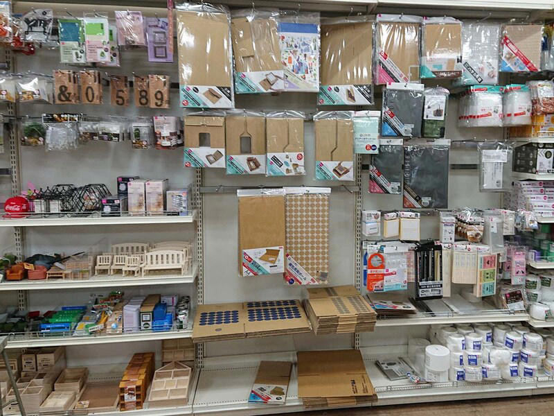 ダイソーの「ダンボール」の良い口コミ、悪い口コミ, 【100均ダイソーのダンボール】B5サイズ対応で便利！ 組み立て方かんたんな「ダンボール箱（メルカリ、60サイズ対応）」, 【100均ダイソーのダンボール】ポスト投函できておすすめ！ 2枚入り100円「梱包用発送ケース」, 【100均ダイソーのダンボール】画期的な梱包材で口コミでも話題「押すネット（50サイズ／60サイズ）」, 【100均ダイソーのダンボール】ぴったりサイズにできる緩衝材で評判「ピタッと台紙（薄型サイズ用）」, 【100均ダイソーのダンボール】しっかりとした強度ですごい！ 引っ越し用にもおすすめ「A4梱包ダンボール箱」, 【100均ダイソーのダンボール】日本製で強度バッチリ！ おしゃれな「梱包用段ボール（A4サイズ）」, 【100均ダイソーのダンボール】かわいいドット柄で使いやすい「梱包用段ボール（60cm）」, 【100均ダイソーのダンボール】贈り物から引っ越しまでおすすめ！ おしゃれで大きいサイズ「梱包用段ボール（80cm）」, 【100均ダイソーのダンボール】メルカリにも便利！ トレカ、写真、ポストカード、コースターにもおすすめ「目盛り付き 折り曲げ防止 段ボールシート」, 【100均ダイソーのダンボール】A4サイズで機能的「プラダンボール（白、29.5cm×21cm×0.3cm）」, 【100均ダイソーのダンボール】100円で大きいサイズ「プラダンボール（白、50cm×35cm×0.3cm）」, 【100均ダイソーのダンボール】2枚入りでお得にDIY！ ブラックカラー「プラダンボール（黒、29.5cm×21cm×0.3cm）」, 【100均ダイソーのダンボール】収納グッズにもおすすめ「プラダンボール（半透明白、29.5cm×21cm×0.3cm）」, 【100均】ダイソーには大きいサイズのダンボールはある？, 【100均】ダイソーにはダンボールカッターも売られている？, 【100均】ダイソーのダンボールで引っ越しに使える140サイズはある？, 【100均】ダイソーのダンボールで60・80・100・120サイズは売ってる？
