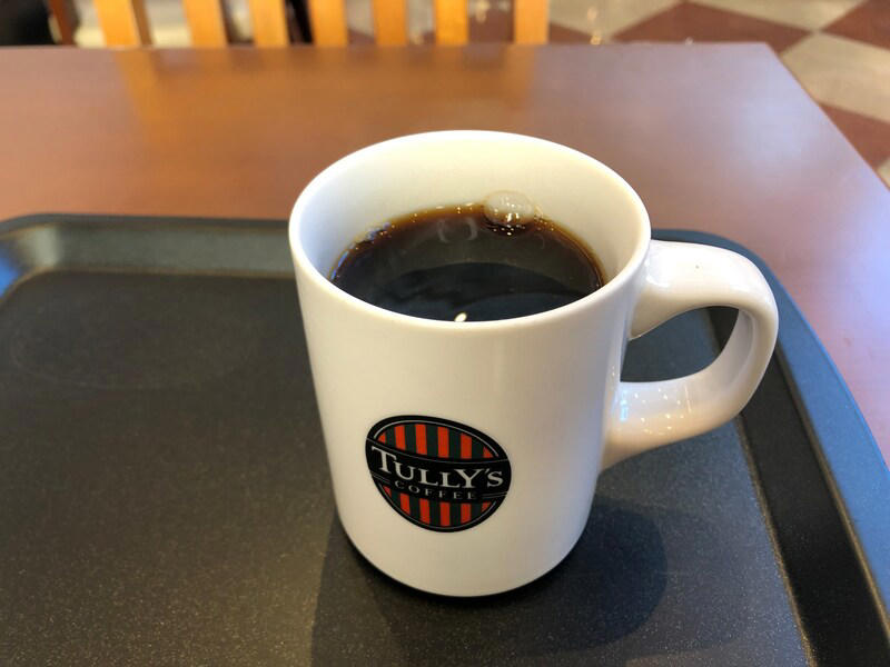 1位：まずはこれ！ 「本日のコーヒー」 108pts, 2位：はちみつの風味が美味しい「ハニーミルクラテ」 85pts, 3位：ミルクたっぷり「カフェラテ」 83pts, 4位：コクのある甘さ「ロイヤルミルクティー」 41pts, 5位：濃厚な甘さ「キャラメルラテ with ソルティーキャラメルソース」 40pts, 6位：嬉しい低カロリー「ソイラテ」 34pts, 7位：こだわりの美味しさ「水出しアイスコーヒー」 29pts, 8位：すっきり飲める「アイスコーヒー」 28pts, 9位：深みのある美味しさ「アイリッシュラテ」 19pts, 10位：ほろ苦さが◎！ 「宇治抹茶ラテ」 18pts, サムシングブルー ベリーヨーグルトスワークル®, ＆TEA グレープフルーツセパレートティー, 1.コールドドリンク×T’sアイス, 2.エスプレッソシェイク×チョコソース, 3.抹茶リスタ×ホイップクリーム, 4.ハニーミルクラテ×ソイミルク変更, 5.チャイミルクティー×はちみつ, 6.エスプレッソドリンク×デカフェ変更, 1.バター香るフレンチトースト セット＜終売・リニューアル＞, 2.イングリッシュマフィン ハムエッグセット, 3.ハムチーズ＆サラダサンド セット, 4.厚切りトースト ツナチーズメルト セット＜終売・リニューアル＞, 5.たっぷりタマゴサンド セット, 6.ボールパークドッグ プレーン セット, 1位：「鳴門金時のスイートポテト」 51pts, 2位：「極厚ハムカツサンド」 46pts, 2位：「たっぷりタマゴサンド」 46pts, 4位：「バウムクーヘン」 44pts, 5位：「霧島黒豚ベーコンのオリジナルカルボナーラ」 42pts＜終売＞, 1位：「ニューヨークチーズケーキ」 138pts, 2位：「モンブラン」 126pts, 3位：「ミルクレープ ブリュレ」 57pts, 4位：「ベーグルサンド あんバター」 50pts, 5位：「和三盆と大豆粉のシフォン」 40pts