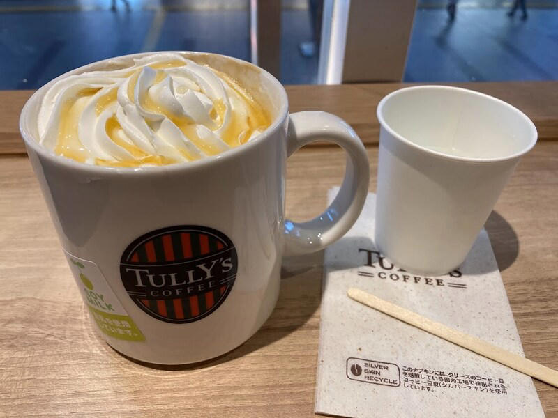 1位：まずはこれ！ 「本日のコーヒー」 108pts, 2位：はちみつの風味が美味しい「ハニーミルクラテ」 85pts, 3位：ミルクたっぷり「カフェラテ」 83pts, 4位：コクのある甘さ「ロイヤルミルクティー」 41pts, 5位：濃厚な甘さ「キャラメルラテ with ソルティーキャラメルソース」 40pts, 6位：嬉しい低カロリー「ソイラテ」 34pts, 7位：こだわりの美味しさ「水出しアイスコーヒー」 29pts, 8位：すっきり飲める「アイスコーヒー」 28pts, 9位：深みのある美味しさ「アイリッシュラテ」 19pts, 10位：ほろ苦さが◎！ 「宇治抹茶ラテ」 18pts, サムシングブルー ベリーヨーグルトスワークル®, ＆TEA グレープフルーツセパレートティー, 1.コールドドリンク×T’sアイス, 2.エスプレッソシェイク×チョコソース, 3.抹茶リスタ×ホイップクリーム, 4.ハニーミルクラテ×ソイミルク変更, 5.チャイミルクティー×はちみつ, 6.エスプレッソドリンク×デカフェ変更, 1.バター香るフレンチトースト セット＜終売・リニューアル＞, 2.イングリッシュマフィン ハムエッグセット, 3.ハムチーズ＆サラダサンド セット, 4.厚切りトースト ツナチーズメルト セット＜終売・リニューアル＞, 5.たっぷりタマゴサンド セット, 6.ボールパークドッグ プレーン セット, 1位：「鳴門金時のスイートポテト」 51pts, 2位：「極厚ハムカツサンド」 46pts, 2位：「たっぷりタマゴサンド」 46pts, 4位：「バウムクーヘン」 44pts, 5位：「霧島黒豚ベーコンのオリジナルカルボナーラ」 42pts＜終売＞, 1位：「ニューヨークチーズケーキ」 138pts, 2位：「モンブラン」 126pts, 3位：「ミルクレープ ブリュレ」 57pts, 4位：「ベーグルサンド あんバター」 50pts, 5位：「和三盆と大豆粉のシフォン」 40pts