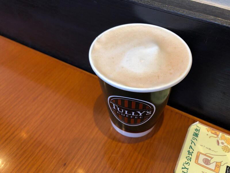 1位：まずはこれ！ 「本日のコーヒー」 108pts, 2位：はちみつの風味が美味しい「ハニーミルクラテ」 85pts, 3位：ミルクたっぷり「カフェラテ」 83pts, 4位：コクのある甘さ「ロイヤルミルクティー」 41pts, 5位：濃厚な甘さ「キャラメルラテ with ソルティーキャラメルソース」 40pts, 6位：嬉しい低カロリー「ソイラテ」 34pts, 7位：こだわりの美味しさ「水出しアイスコーヒー」 29pts, 8位：すっきり飲める「アイスコーヒー」 28pts, 9位：深みのある美味しさ「アイリッシュラテ」 19pts, 10位：ほろ苦さが◎！ 「宇治抹茶ラテ」 18pts, サムシングブルー ベリーヨーグルトスワークル®, ＆TEA グレープフルーツセパレートティー, 1.コールドドリンク×T’sアイス, 2.エスプレッソシェイク×チョコソース, 3.抹茶リスタ×ホイップクリーム, 4.ハニーミルクラテ×ソイミルク変更, 5.チャイミルクティー×はちみつ, 6.エスプレッソドリンク×デカフェ変更, 1.バター香るフレンチトースト セット＜終売・リニューアル＞, 2.イングリッシュマフィン ハムエッグセット, 3.ハムチーズ＆サラダサンド セット, 4.厚切りトースト ツナチーズメルト セット＜終売・リニューアル＞, 5.たっぷりタマゴサンド セット, 6.ボールパークドッグ プレーン セット, 1位：「鳴門金時のスイートポテト」 51pts, 2位：「極厚ハムカツサンド」 46pts, 2位：「たっぷりタマゴサンド」 46pts, 4位：「バウムクーヘン」 44pts, 5位：「霧島黒豚ベーコンのオリジナルカルボナーラ」 42pts＜終売＞, 1位：「ニューヨークチーズケーキ」 138pts, 2位：「モンブラン」 126pts, 3位：「ミルクレープ ブリュレ」 57pts, 4位：「ベーグルサンド あんバター」 50pts, 5位：「和三盆と大豆粉のシフォン」 40pts