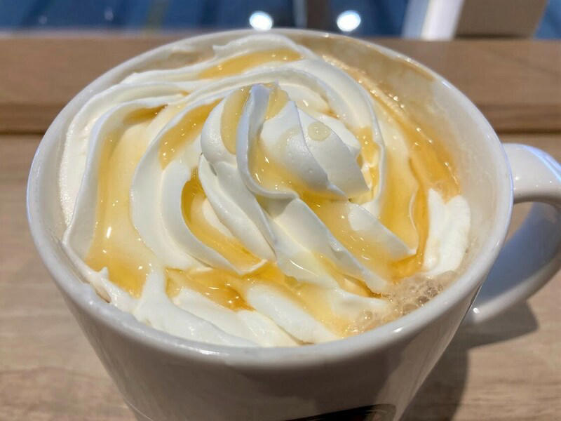 1位：まずはこれ！ 「本日のコーヒー」 108pts, 2位：はちみつの風味が美味しい「ハニーミルクラテ」 85pts, 3位：ミルクたっぷり「カフェラテ」 83pts, 4位：コクのある甘さ「ロイヤルミルクティー」 41pts, 5位：濃厚な甘さ「キャラメルラテ with ソルティーキャラメルソース」 40pts, 6位：嬉しい低カロリー「ソイラテ」 34pts, 7位：こだわりの美味しさ「水出しアイスコーヒー」 29pts, 8位：すっきり飲める「アイスコーヒー」 28pts, 9位：深みのある美味しさ「アイリッシュラテ」 19pts, 10位：ほろ苦さが◎！ 「宇治抹茶ラテ」 18pts, サムシングブルー ベリーヨーグルトスワークル®, ＆TEA グレープフルーツセパレートティー, 1.コールドドリンク×T’sアイス, 2.エスプレッソシェイク×チョコソース, 3.抹茶リスタ×ホイップクリーム, 4.ハニーミルクラテ×ソイミルク変更, 5.チャイミルクティー×はちみつ, 6.エスプレッソドリンク×デカフェ変更, 1.バター香るフレンチトースト セット＜終売・リニューアル＞, 2.イングリッシュマフィン ハムエッグセット, 3.ハムチーズ＆サラダサンド セット, 4.厚切りトースト ツナチーズメルト セット＜終売・リニューアル＞, 5.たっぷりタマゴサンド セット, 6.ボールパークドッグ プレーン セット, 1位：「鳴門金時のスイートポテト」 51pts, 2位：「極厚ハムカツサンド」 46pts, 2位：「たっぷりタマゴサンド」 46pts, 4位：「バウムクーヘン」 44pts, 5位：「霧島黒豚ベーコンのオリジナルカルボナーラ」 42pts＜終売＞, 1位：「ニューヨークチーズケーキ」 138pts, 2位：「モンブラン」 126pts, 3位：「ミルクレープ ブリュレ」 57pts, 4位：「ベーグルサンド あんバター」 50pts, 5位：「和三盆と大豆粉のシフォン」 40pts