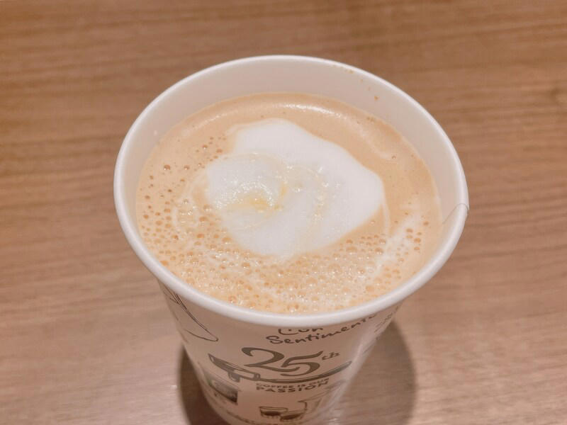 1位：まずはこれ！ 「本日のコーヒー」 108pts, 2位：はちみつの風味が美味しい「ハニーミルクラテ」 85pts, 3位：ミルクたっぷり「カフェラテ」 83pts, 4位：コクのある甘さ「ロイヤルミルクティー」 41pts, 5位：濃厚な甘さ「キャラメルラテ with ソルティーキャラメルソース」 40pts, 6位：嬉しい低カロリー「ソイラテ」 34pts, 7位：こだわりの美味しさ「水出しアイスコーヒー」 29pts, 8位：すっきり飲める「アイスコーヒー」 28pts, 9位：深みのある美味しさ「アイリッシュラテ」 19pts, 10位：ほろ苦さが◎！ 「宇治抹茶ラテ」 18pts, サムシングブルー ベリーヨーグルトスワークル®, ＆TEA グレープフルーツセパレートティー, 1.コールドドリンク×T’sアイス, 2.エスプレッソシェイク×チョコソース, 3.抹茶リスタ×ホイップクリーム, 4.ハニーミルクラテ×ソイミルク変更, 5.チャイミルクティー×はちみつ, 6.エスプレッソドリンク×デカフェ変更, 1.バター香るフレンチトースト セット＜終売・リニューアル＞, 2.イングリッシュマフィン ハムエッグセット, 3.ハムチーズ＆サラダサンド セット, 4.厚切りトースト ツナチーズメルト セット＜終売・リニューアル＞, 5.たっぷりタマゴサンド セット, 6.ボールパークドッグ プレーン セット, 1位：「鳴門金時のスイートポテト」 51pts, 2位：「極厚ハムカツサンド」 46pts, 2位：「たっぷりタマゴサンド」 46pts, 4位：「バウムクーヘン」 44pts, 5位：「霧島黒豚ベーコンのオリジナルカルボナーラ」 42pts＜終売＞, 1位：「ニューヨークチーズケーキ」 138pts, 2位：「モンブラン」 126pts, 3位：「ミルクレープ ブリュレ」 57pts, 4位：「ベーグルサンド あんバター」 50pts, 5位：「和三盆と大豆粉のシフォン」 40pts