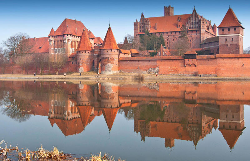 30. Vianden Castle, Luxembourg, 29. Prague Castle, Czechia, 28. Chapultepec Castle, Mexico, 27. Amigo’s Castle, New South Wales, Australia, 26. Amber Fort, India, 25. Larnach Castle, New Zealand, 24. Bodiam Castle, England, UK, 23. Topkapi Palace, Turkey, 22. Rhodes Castle, Greece, 21. Castello di Amorosa, California, USA, 20. Shuri Castle, Okinawa, Japan, 19. Frederiksborg Castle, Denmark, 18. Bran Castle, Romania, 17. Schwerin Castle, Germany, 16. Bojnice Castle, Slovakia, 15. Malbork Castle, Poland, 14. Edinburgh Castle, Scotland, UK, 13. Predjama Castle, Slovenia, 12. Chambord Castle, France, 11. Castello Aragonese, Italy, 10. Eilean Donan, Scotland, UK, 9. Casa Loma, Ontario, Canada, 8. Alcázar of Segovia, Spain, 7. Ksar of Ait-Ben-Haddou, Morocco, 6. Hohenwerfen Castle, Austria, 5. Windsor Castle, England, UK, 4. Trakai Island Castle, Lithuania, 3. Pena Palace, Portugal, 2. Neuschwanstein Castle, Germany