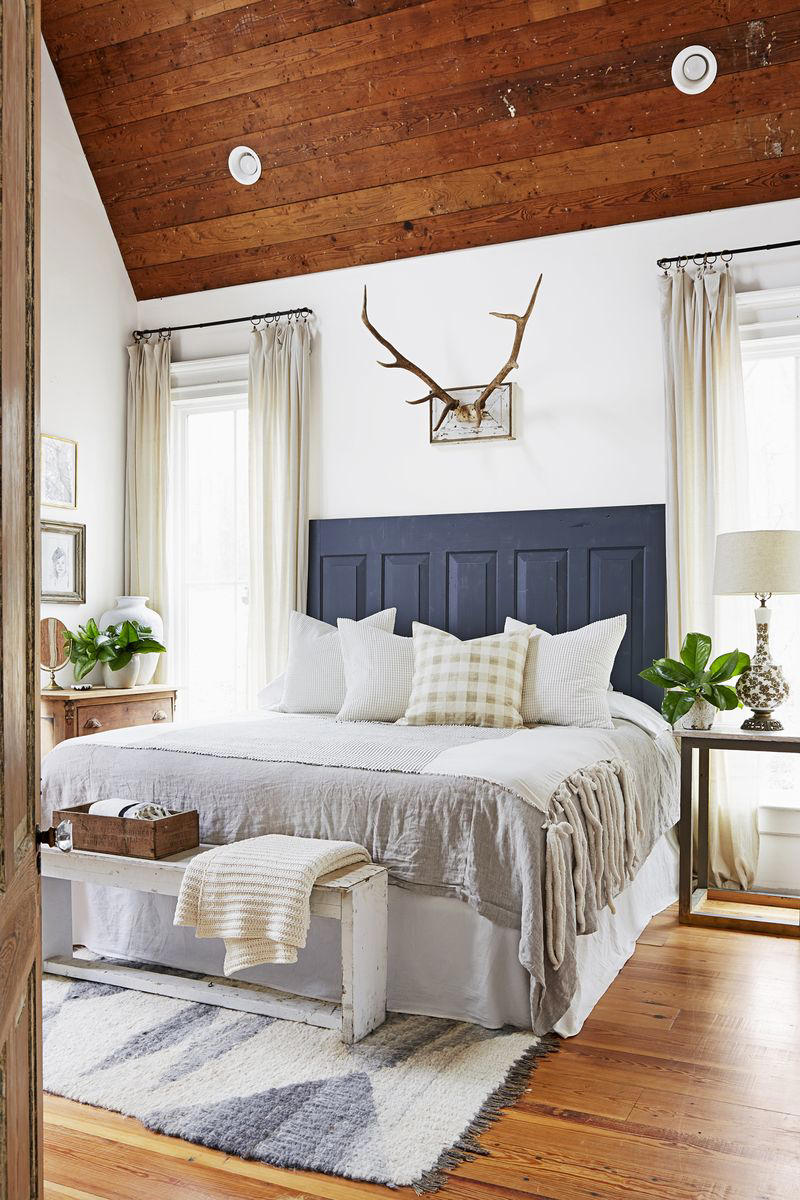 Get Ready for Guests, Throw Open the Windows, Freshen Up With Flowers, Lighten Up the Linens, Incorporate Springtime Shades, Repaint the Walls, Rearrange the Furniture, Swap Out Rugs