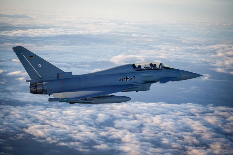 Why this type of plane is concerning A fighter jet with no pilot, Two promising trials, A pilot overseeing the trials, An autonomous mission, Ultra-fast learning, All thanks to AI, Superhuman performance, Not replacing pilots but assisting them, Europe joining forces, In the face of Russian threats, Deployment in a few years, A complex process, A gradual transition, Human vs. AI, A paradigm shift