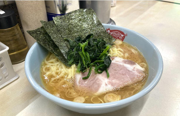 【新宿】24時間いつでも味わえる！すっきりでもコクのある“東京豚骨ラーメン”「とんこつらーめん 氣華」, 【代々木上原】和洋中が融合した一杯は星付き＆殿堂の旨さ！無化調・自家製麺・トリプルスープの3つの柱を重視した「Japanese Soba Noodles 蔦」, 【経堂】黄金スープにまるっと1匹！炭火焼きの香ばしい鮎を豪快に味わう「炭火焼き あゆラーメン GOTTAKU」, 【町田】“御三家”から受け継ぐ旨さがここに！家系の名店「ラーメン町田家 町田本店」, 【小田原】厳選カルビとスパイシーなスープのおいしさが溶け込む名物ラーメン「かるびラーメン 小田原ミナカ店」