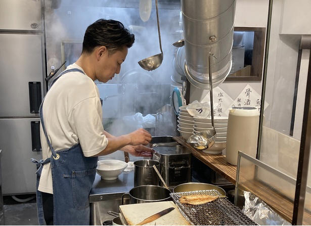 【新宿】24時間いつでも味わえる！すっきりでもコクのある“東京豚骨ラーメン”「とんこつらーめん 氣華」, 【代々木上原】和洋中が融合した一杯は星付き＆殿堂の旨さ！無化調・自家製麺・トリプルスープの3つの柱を重視した「Japanese Soba Noodles 蔦」, 【経堂】黄金スープにまるっと1匹！炭火焼きの香ばしい鮎を豪快に味わう「炭火焼き あゆラーメン GOTTAKU」, 【町田】“御三家”から受け継ぐ旨さがここに！家系の名店「ラーメン町田家 町田本店」, 【小田原】厳選カルビとスパイシーなスープのおいしさが溶け込む名物ラーメン「かるびラーメン 小田原ミナカ店」