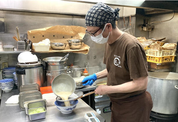 【新宿】24時間いつでも味わえる！すっきりでもコクのある“東京豚骨ラーメン”「とんこつらーめん 氣華」, 【代々木上原】和洋中が融合した一杯は星付き＆殿堂の旨さ！無化調・自家製麺・トリプルスープの3つの柱を重視した「Japanese Soba Noodles 蔦」, 【経堂】黄金スープにまるっと1匹！炭火焼きの香ばしい鮎を豪快に味わう「炭火焼き あゆラーメン GOTTAKU」, 【町田】“御三家”から受け継ぐ旨さがここに！家系の名店「ラーメン町田家 町田本店」, 【小田原】厳選カルビとスパイシーなスープのおいしさが溶け込む名物ラーメン「かるびラーメン 小田原ミナカ店」