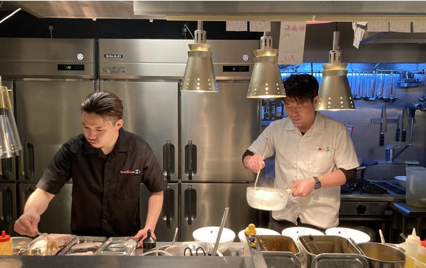 【新宿】24時間いつでも味わえる！すっきりでもコクのある“東京豚骨ラーメン”「とんこつらーめん 氣華」, 【代々木上原】和洋中が融合した一杯は星付き＆殿堂の旨さ！無化調・自家製麺・トリプルスープの3つの柱を重視した「Japanese Soba Noodles 蔦」, 【経堂】黄金スープにまるっと1匹！炭火焼きの香ばしい鮎を豪快に味わう「炭火焼き あゆラーメン GOTTAKU」, 【町田】“御三家”から受け継ぐ旨さがここに！家系の名店「ラーメン町田家 町田本店」, 【小田原】厳選カルビとスパイシーなスープのおいしさが溶け込む名物ラーメン「かるびラーメン 小田原ミナカ店」