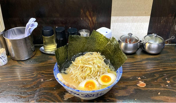 【新宿】24時間いつでも味わえる！すっきりでもコクのある“東京豚骨ラーメン”「とんこつらーめん 氣華」, 【代々木上原】和洋中が融合した一杯は星付き＆殿堂の旨さ！無化調・自家製麺・トリプルスープの3つの柱を重視した「Japanese Soba Noodles 蔦」, 【経堂】黄金スープにまるっと1匹！炭火焼きの香ばしい鮎を豪快に味わう「炭火焼き あゆラーメン GOTTAKU」, 【町田】“御三家”から受け継ぐ旨さがここに！家系の名店「ラーメン町田家 町田本店」, 【小田原】厳選カルビとスパイシーなスープのおいしさが溶け込む名物ラーメン「かるびラーメン 小田原ミナカ店」