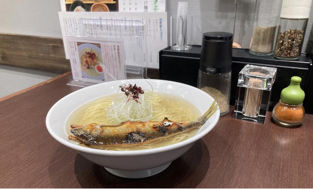 【新宿】24時間いつでも味わえる！すっきりでもコクのある“東京豚骨ラーメン”「とんこつらーめん 氣華」, 【代々木上原】和洋中が融合した一杯は星付き＆殿堂の旨さ！無化調・自家製麺・トリプルスープの3つの柱を重視した「Japanese Soba Noodles 蔦」, 【経堂】黄金スープにまるっと1匹！炭火焼きの香ばしい鮎を豪快に味わう「炭火焼き あゆラーメン GOTTAKU」, 【町田】“御三家”から受け継ぐ旨さがここに！家系の名店「ラーメン町田家 町田本店」, 【小田原】厳選カルビとスパイシーなスープのおいしさが溶け込む名物ラーメン「かるびラーメン 小田原ミナカ店」