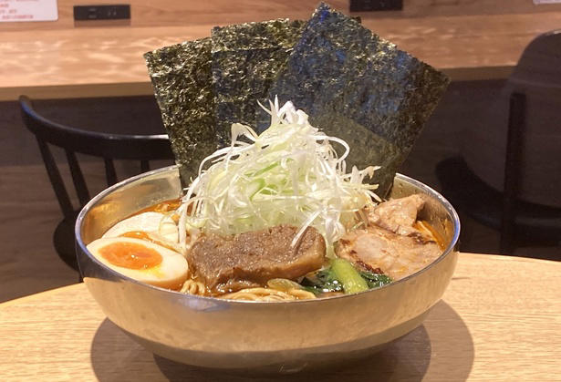 【新宿】24時間いつでも味わえる！すっきりでもコクのある“東京豚骨ラーメン”「とんこつらーめん 氣華」, 【代々木上原】和洋中が融合した一杯は星付き＆殿堂の旨さ！無化調・自家製麺・トリプルスープの3つの柱を重視した「Japanese Soba Noodles 蔦」, 【経堂】黄金スープにまるっと1匹！炭火焼きの香ばしい鮎を豪快に味わう「炭火焼き あゆラーメン GOTTAKU」, 【町田】“御三家”から受け継ぐ旨さがここに！家系の名店「ラーメン町田家 町田本店」, 【小田原】厳選カルビとスパイシーなスープのおいしさが溶け込む名物ラーメン「かるびラーメン 小田原ミナカ店」
