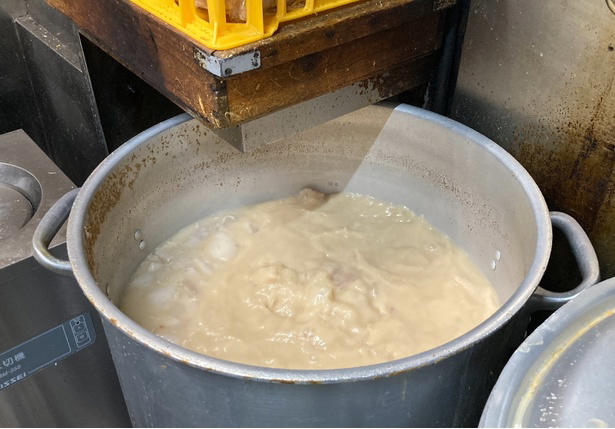 【新宿】24時間いつでも味わえる！すっきりでもコクのある“東京豚骨ラーメン”「とんこつらーめん 氣華」, 【代々木上原】和洋中が融合した一杯は星付き＆殿堂の旨さ！無化調・自家製麺・トリプルスープの3つの柱を重視した「Japanese Soba Noodles 蔦」, 【経堂】黄金スープにまるっと1匹！炭火焼きの香ばしい鮎を豪快に味わう「炭火焼き あゆラーメン GOTTAKU」, 【町田】“御三家”から受け継ぐ旨さがここに！家系の名店「ラーメン町田家 町田本店」, 【小田原】厳選カルビとスパイシーなスープのおいしさが溶け込む名物ラーメン「かるびラーメン 小田原ミナカ店」
