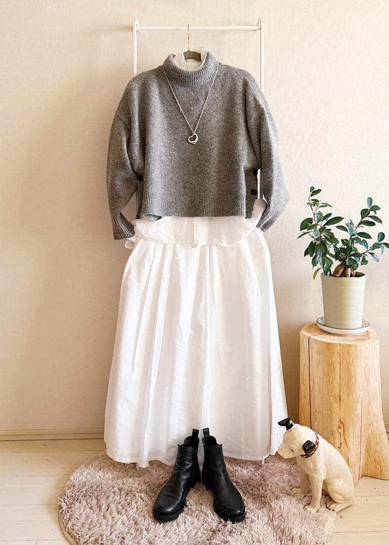 重ねると、奥行きと抜け感が生まれる！, Ｔシャツをのぞかせてメリハリを出す, インからのぞくチェックがアクセント, カーディガンも2枚 重ねて奥行きを演出, ベストを重ねて、こなれた雰囲気に, 裾からシャツを出して立体的に！, カーデ＋ストールで動きのあるコーデに