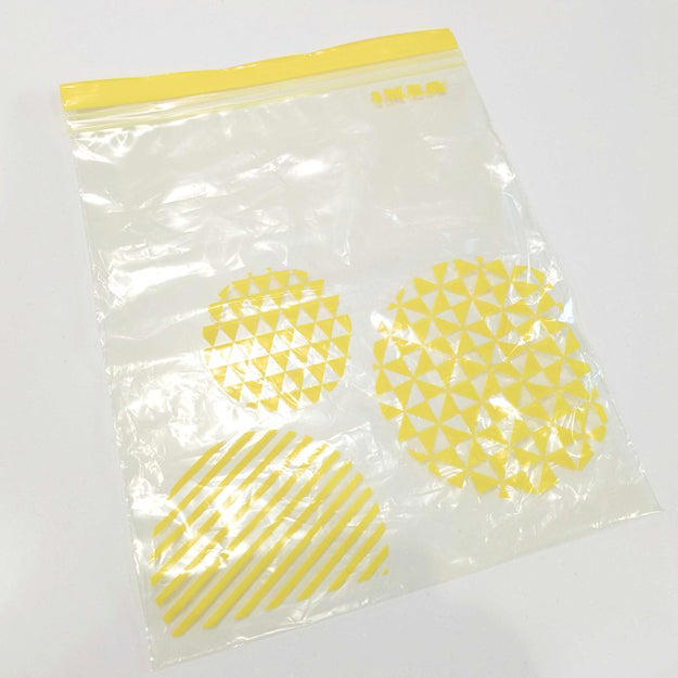使うのはハサミだけ。手順もとっても簡単です。, ビニール袋をジッパー付き袋として使えるんです。, やや厚めのものや、スーパーのレジ袋にも付けられます。, 筆者が愛用しているジッパー付き袋はこちら！