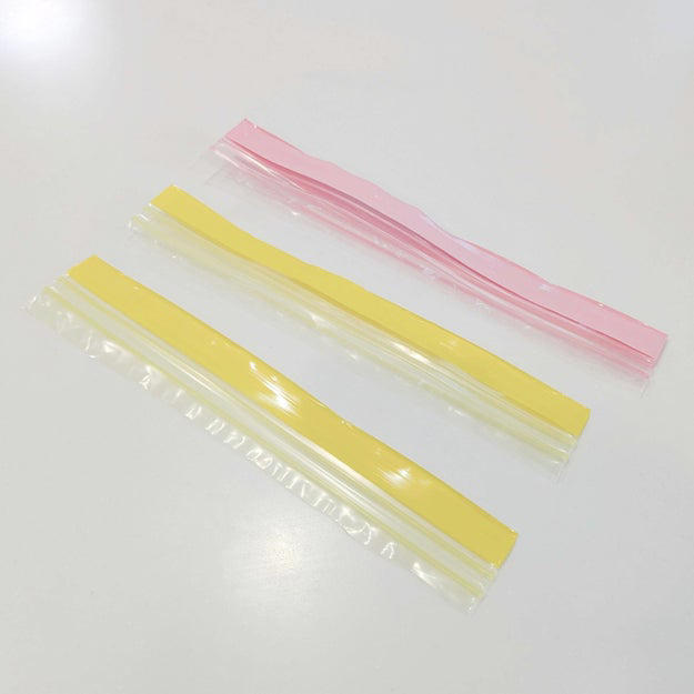 使うのはハサミだけ。手順もとっても簡単です。, ビニール袋をジッパー付き袋として使えるんです。, やや厚めのものや、スーパーのレジ袋にも付けられます。, 筆者が愛用しているジッパー付き袋はこちら！