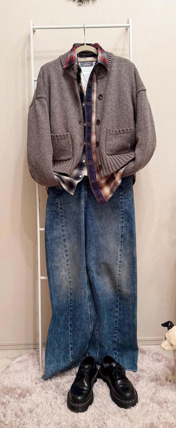 重ねると、奥行きと抜け感が生まれる！, Ｔシャツをのぞかせてメリハリを出す, インからのぞくチェックがアクセント, カーディガンも2枚 重ねて奥行きを演出, ベストを重ねて、こなれた雰囲気に, 裾からシャツを出して立体的に！, カーデ＋ストールで動きのあるコーデに