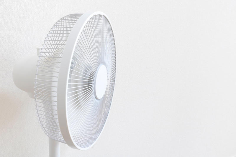 節電ワザその1．窓を2か所開けて、空気の通り道を作る, 節電ワザその2．扇風機を窓の外に向かってセットして換気する, 節電ワザその3．熱気を逃がしたら、風量「自動」でエアコンをつける, 工夫してエアコン節電につなげよう
