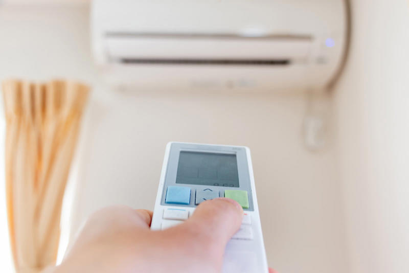 節電ワザその1．窓を2か所開けて、空気の通り道を作る, 節電ワザその2．扇風機を窓の外に向かってセットして換気する, 節電ワザその3．熱気を逃がしたら、風量「自動」でエアコンをつける, 工夫してエアコン節電につなげよう