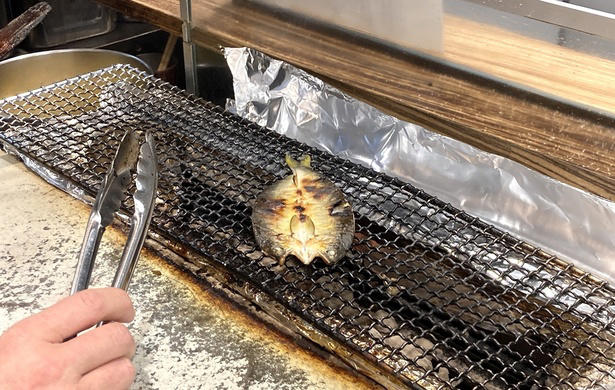 【新宿】24時間いつでも味わえる！すっきりでもコクのある“東京豚骨ラーメン”「とんこつらーめん 氣華」, 【代々木上原】和洋中が融合した一杯は星付き＆殿堂の旨さ！無化調・自家製麺・トリプルスープの3つの柱を重視した「Japanese Soba Noodles 蔦」, 【経堂】黄金スープにまるっと1匹！炭火焼きの香ばしい鮎を豪快に味わう「炭火焼き あゆラーメン GOTTAKU」, 【町田】“御三家”から受け継ぐ旨さがここに！家系の名店「ラーメン町田家 町田本店」, 【小田原】厳選カルビとスパイシーなスープのおいしさが溶け込む名物ラーメン「かるびラーメン 小田原ミナカ店」