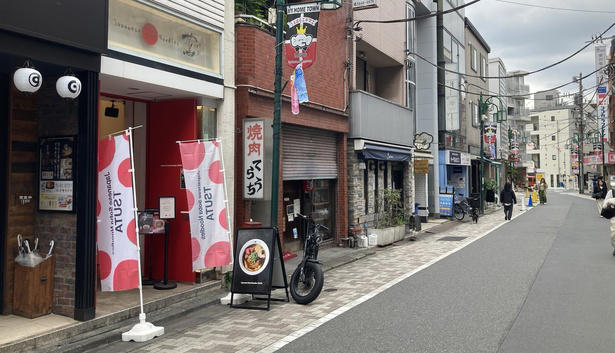 【新宿】24時間いつでも味わえる！すっきりでもコクのある“東京豚骨ラーメン”「とんこつらーめん 氣華」, 【代々木上原】和洋中が融合した一杯は星付き＆殿堂の旨さ！無化調・自家製麺・トリプルスープの3つの柱を重視した「Japanese Soba Noodles 蔦」, 【経堂】黄金スープにまるっと1匹！炭火焼きの香ばしい鮎を豪快に味わう「炭火焼き あゆラーメン GOTTAKU」, 【町田】“御三家”から受け継ぐ旨さがここに！家系の名店「ラーメン町田家 町田本店」, 【小田原】厳選カルビとスパイシーなスープのおいしさが溶け込む名物ラーメン「かるびラーメン 小田原ミナカ店」