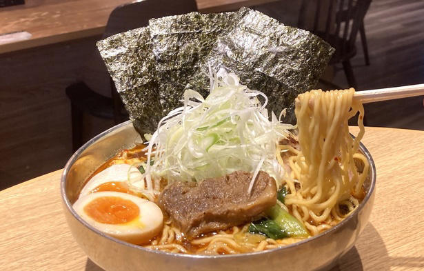 【新宿】24時間いつでも味わえる！すっきりでもコクのある“東京豚骨ラーメン”「とんこつらーめん 氣華」, 【代々木上原】和洋中が融合した一杯は星付き＆殿堂の旨さ！無化調・自家製麺・トリプルスープの3つの柱を重視した「Japanese Soba Noodles 蔦」, 【経堂】黄金スープにまるっと1匹！炭火焼きの香ばしい鮎を豪快に味わう「炭火焼き あゆラーメン GOTTAKU」, 【町田】“御三家”から受け継ぐ旨さがここに！家系の名店「ラーメン町田家 町田本店」, 【小田原】厳選カルビとスパイシーなスープのおいしさが溶け込む名物ラーメン「かるびラーメン 小田原ミナカ店」