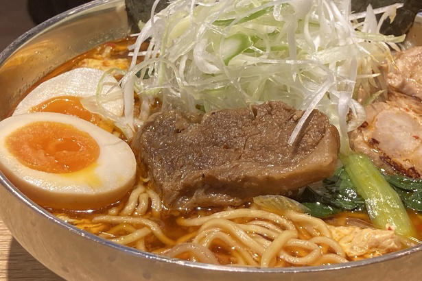 【新宿】24時間いつでも味わえる！すっきりでもコクのある“東京豚骨ラーメン”「とんこつらーめん 氣華」, 【代々木上原】和洋中が融合した一杯は星付き＆殿堂の旨さ！無化調・自家製麺・トリプルスープの3つの柱を重視した「Japanese Soba Noodles 蔦」, 【経堂】黄金スープにまるっと1匹！炭火焼きの香ばしい鮎を豪快に味わう「炭火焼き あゆラーメン GOTTAKU」, 【町田】“御三家”から受け継ぐ旨さがここに！家系の名店「ラーメン町田家 町田本店」, 【小田原】厳選カルビとスパイシーなスープのおいしさが溶け込む名物ラーメン「かるびラーメン 小田原ミナカ店」