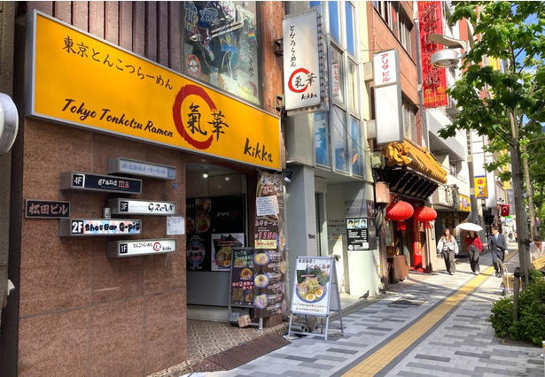 【新宿】24時間いつでも味わえる！すっきりでもコクのある“東京豚骨ラーメン”「とんこつらーめん 氣華」, 【代々木上原】和洋中が融合した一杯は星付き＆殿堂の旨さ！無化調・自家製麺・トリプルスープの3つの柱を重視した「Japanese Soba Noodles 蔦」, 【経堂】黄金スープにまるっと1匹！炭火焼きの香ばしい鮎を豪快に味わう「炭火焼き あゆラーメン GOTTAKU」, 【町田】“御三家”から受け継ぐ旨さがここに！家系の名店「ラーメン町田家 町田本店」, 【小田原】厳選カルビとスパイシーなスープのおいしさが溶け込む名物ラーメン「かるびラーメン 小田原ミナカ店」