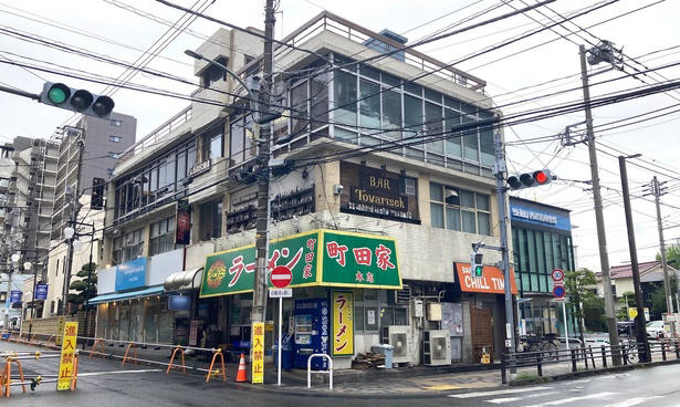 【新宿】24時間いつでも味わえる！すっきりでもコクのある“東京豚骨ラーメン”「とんこつらーめん 氣華」, 【代々木上原】和洋中が融合した一杯は星付き＆殿堂の旨さ！無化調・自家製麺・トリプルスープの3つの柱を重視した「Japanese Soba Noodles 蔦」, 【経堂】黄金スープにまるっと1匹！炭火焼きの香ばしい鮎を豪快に味わう「炭火焼き あゆラーメン GOTTAKU」, 【町田】“御三家”から受け継ぐ旨さがここに！家系の名店「ラーメン町田家 町田本店」, 【小田原】厳選カルビとスパイシーなスープのおいしさが溶け込む名物ラーメン「かるびラーメン 小田原ミナカ店」