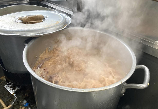 【新宿】24時間いつでも味わえる！すっきりでもコクのある“東京豚骨ラーメン”「とんこつらーめん 氣華」, 【代々木上原】和洋中が融合した一杯は星付き＆殿堂の旨さ！無化調・自家製麺・トリプルスープの3つの柱を重視した「Japanese Soba Noodles 蔦」, 【経堂】黄金スープにまるっと1匹！炭火焼きの香ばしい鮎を豪快に味わう「炭火焼き あゆラーメン GOTTAKU」, 【町田】“御三家”から受け継ぐ旨さがここに！家系の名店「ラーメン町田家 町田本店」, 【小田原】厳選カルビとスパイシーなスープのおいしさが溶け込む名物ラーメン「かるびラーメン 小田原ミナカ店」