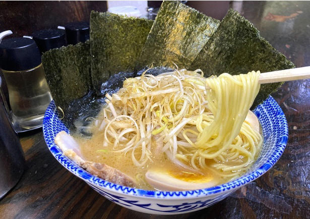 【新宿】24時間いつでも味わえる！すっきりでもコクのある“東京豚骨ラーメン”「とんこつらーめん 氣華」, 【代々木上原】和洋中が融合した一杯は星付き＆殿堂の旨さ！無化調・自家製麺・トリプルスープの3つの柱を重視した「Japanese Soba Noodles 蔦」, 【経堂】黄金スープにまるっと1匹！炭火焼きの香ばしい鮎を豪快に味わう「炭火焼き あゆラーメン GOTTAKU」, 【町田】“御三家”から受け継ぐ旨さがここに！家系の名店「ラーメン町田家 町田本店」, 【小田原】厳選カルビとスパイシーなスープのおいしさが溶け込む名物ラーメン「かるびラーメン 小田原ミナカ店」